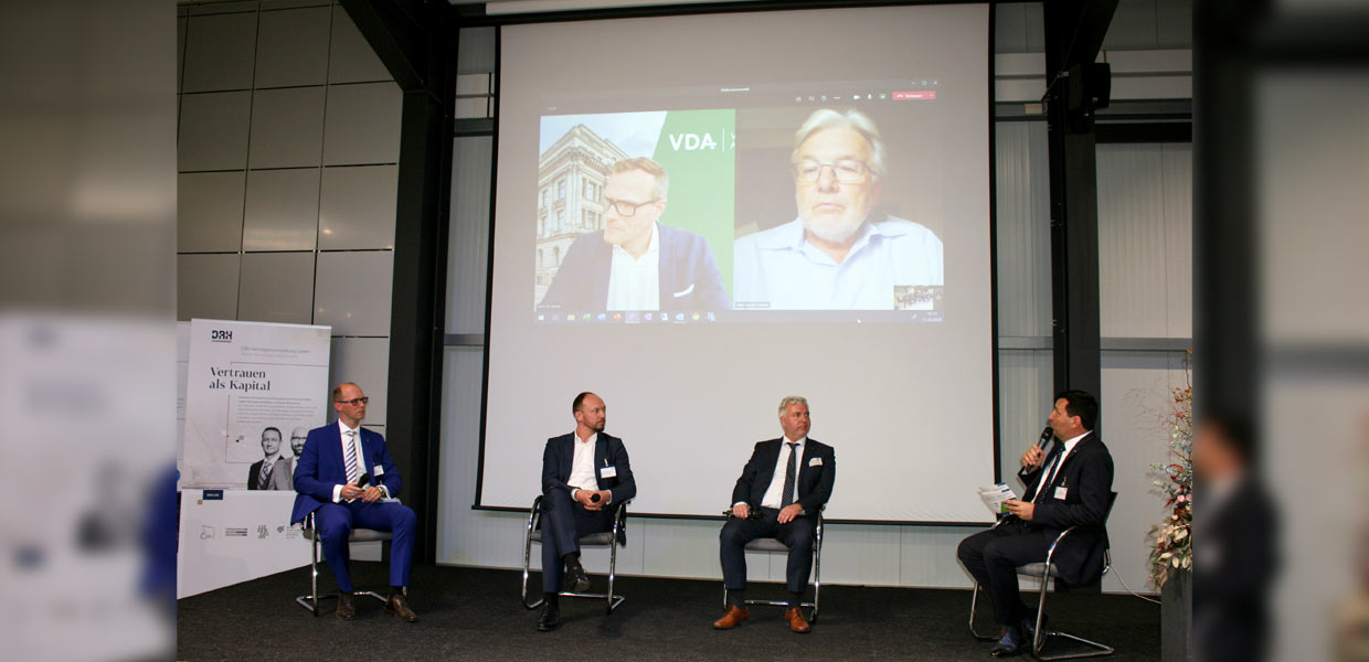 Die Podiumsdiskussionen zu AMZ-Lounge und Autokongress waren Corona-bedingt hybride Format. Zum Thema Wettbewerbsposition der Autoindustrie sprachen bei AMZ live Rechtsanwalt Tobias Leege, der Ostbeauftragte Marco Wanderwitz, Qualitas-Geschäftsführer Gerd Wagner und AMZ-Netzwerkmanager Dirk Vogel (v. l.). Per Video zugeschaltet waren VDA-Geschäftsführer Dr. Martin Koers und BIIG Wheel-CEO Hans-Joachim Heusler (r.).