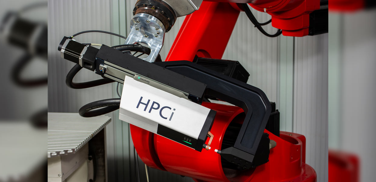 Die neue HPCI-Zange zum thermischen Direktfügen an einem Industrieroboter. Die Fraunhofer-Wissenschaftler planen eine Ausgründung, die demnächst diese innovativen Zangen in Serie produziert.