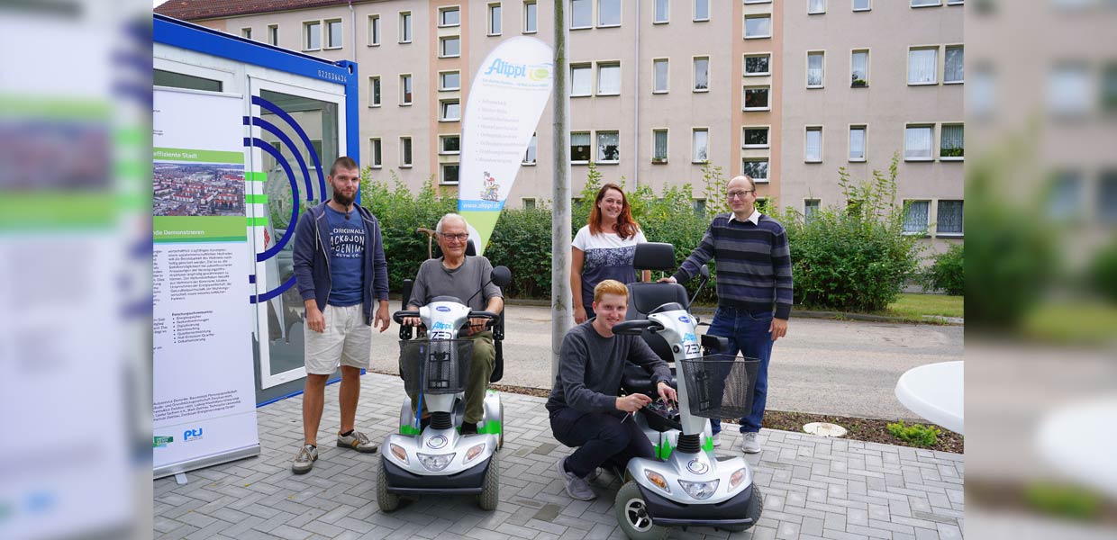 Projekt ZED: An der Mobilitätsstation in Zwickau-Marienthal können die Bewohner Elektroscooter ausleihen. Hans Joachim Rahmlow (2. v. l.) nutzt dieses Angebot regelmäßig. Die Mitarbeitenden im ZED-Team (hinten v. l. Andreas Pettermann, Susan Bergelt, Sven Leonhardt; vorn am rechten E-Scooter Lukas Wechselberger) arbeiten an weiteren Verbesserungen der Projektes - wissenschaftlich und praktisch.