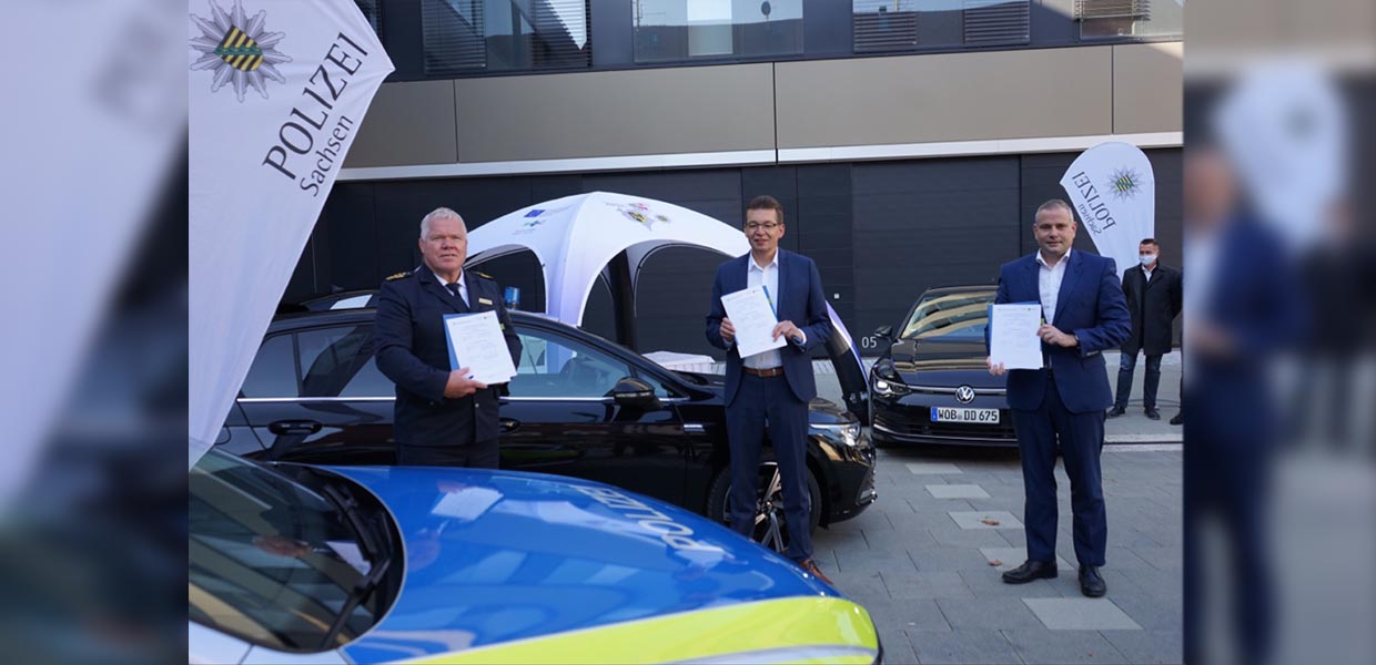 VW Sachsen und die sächsische Polizei haben eine Kooperation vereinbart. Auf dem Foto v. l. Horst Kretzschmar/Landespolizeipräsident, Reinhard de Vries/Geschäftsführer Technik und Logistik von VW Sachsen und Lars Dittert/Leiter Sonderfahrzeugbau St. Egidien.