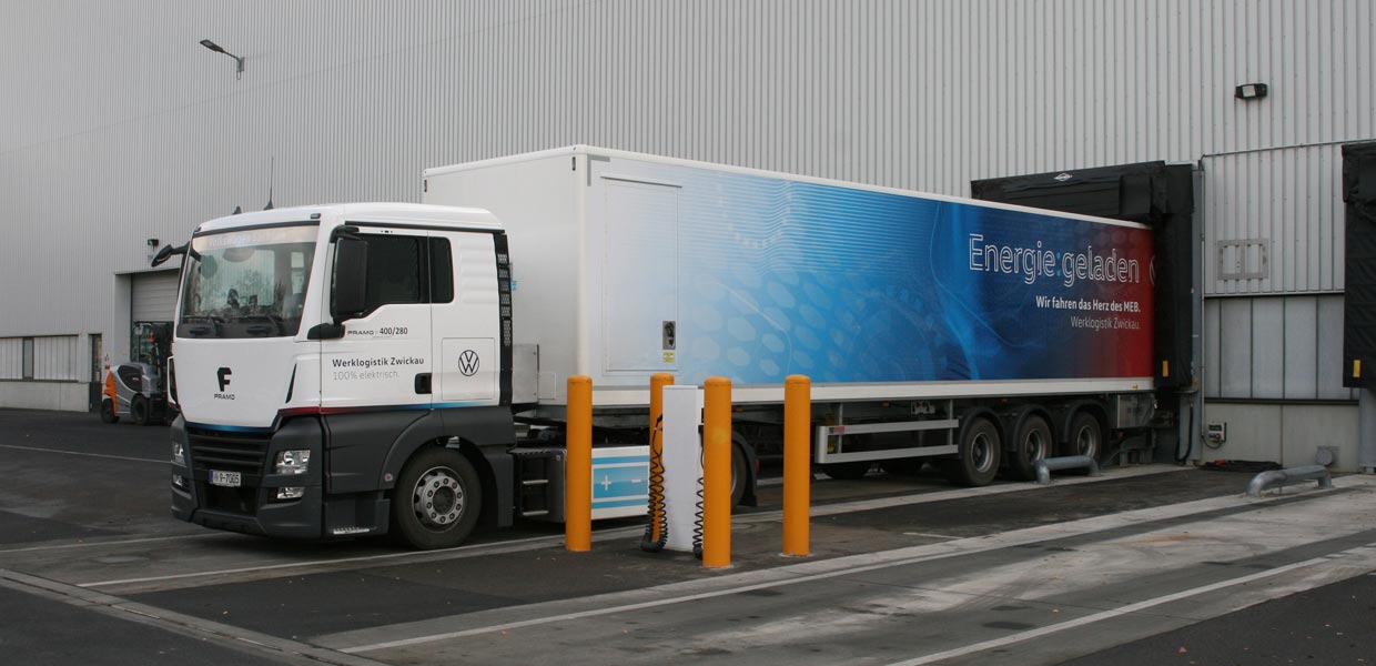 Zwei E-Trucks der Marke Framo transportieren die Batteriesysteme zur Montagehalle.