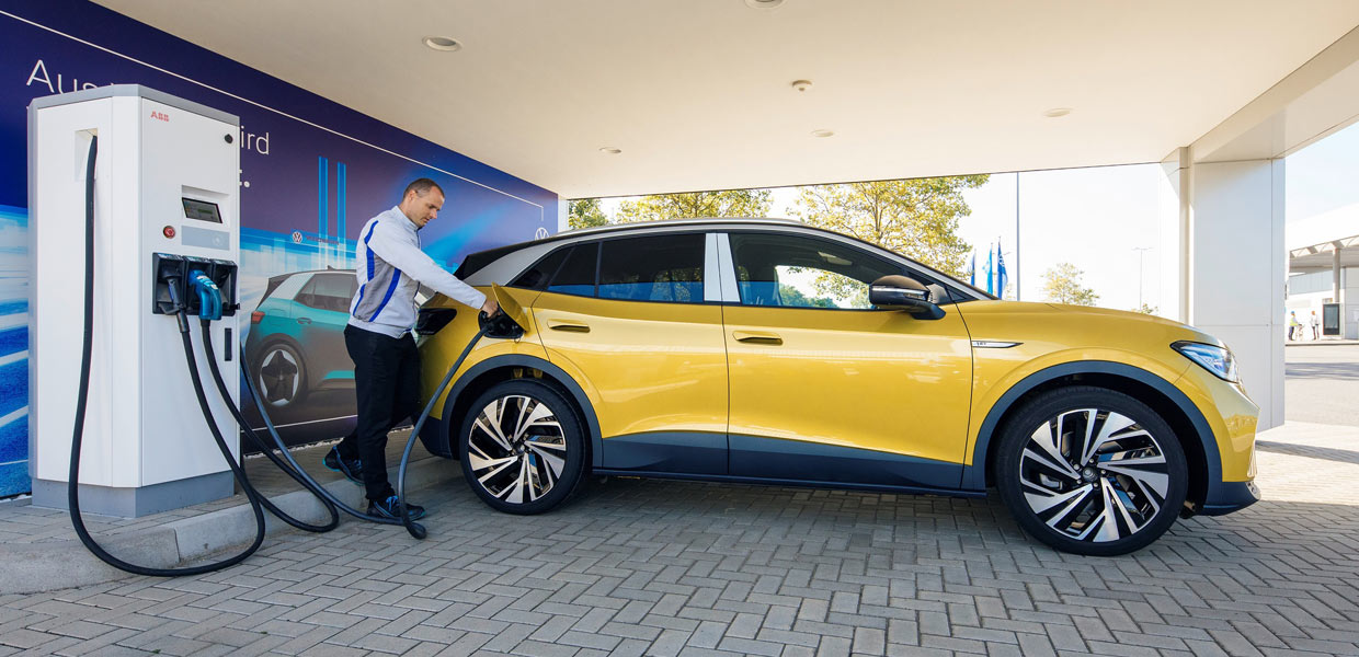 Ein Mitarbeiter im VW-Werk in Zwickau beim Laden eines vollelektrischen ID.4. Bis zum Jahresende 2020 hat VW Sachsen 350 Ladepunkte an seinen Standorten in Zwickau, Dresden und Chemnitz installiert. Weitere 130 sollen in diesem Jahr folgen.