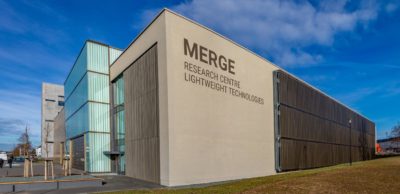 Hightech für die sächsische Leichtbauforschung: Das neue Laborgebäude am MERGE Research Centre Lightweight Technologies der TU Chemnitz grenzt unmittelbar an die bereits 2015 fertiggestellte Forschungshalle.