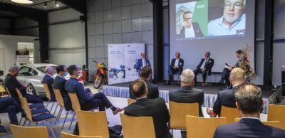 Die AMZ-Lounge fand 2020 coronabedingt als hybrides Format statt. Zum Thema Wettbewerbsposition der Autoindustrie sprachen vor Ort bei der DRH Vermögensverwaltung in Zwickau Rechtsanwalt Tobias Leege, der Ostbeauftragte Marco Wanderwitz, Qualitas-Geschäftsführer Gerd Wagner und AMZ-Netzwerkmanager Dirk Vogel (v. l.). Per Video zugeschaltet waren VDA-Geschäftsführer Dr. Martin Koers und BIIG Wheel-CEO Hans-Joachim Heusler (r.).