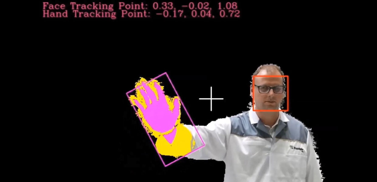 So sieht der Roboter einen Menschen: Ein Forscher des Fraunhofer IWU demonstriert die industrielle Gestensteuerung aus der Perspektive eines Roboters.
