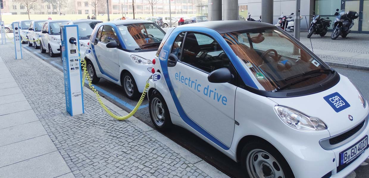 Der Bund unterstützt Unternehmen und Kommunen bei der Anschaffung von E-Pkw und der für deren Betrieb notwendigen Ladeinfrastruktur mit der neugefassten Förderrichtlinie Elektromobilität. In einer Online-Veranstaltung informierte die SAENA zu den Modalitäten. Mehr als 170 Teilnehmer aus ganz Deutschland nutzten dieses Angebot.