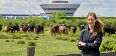 Beke Dubbels ist Verantwortliche für Naturschutz bei Porsche Leipzig. Auf dem Offroad-Gelände finden zahlreiche Tier- und Pflanzenarten einen natürlichen Lebensraum.