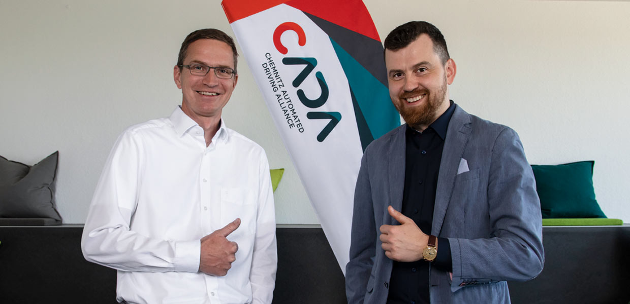 Die Chemnitz Automated Driving Alliance CADA hat mit der staff-eye GmbH erstmals einen Associated Partner in ihre Reihen aufgenommen. CADA-Vorstandsmitglied Karsten Schulze (l.) begrüßt staff-eye-Geschäftsführer Alexander Kovalenko.