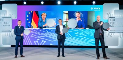 Virtuelle Gäste zur Einweihung der neuen 300-Millimeter-Halbleiterfabrik von Bosch in Dresden waren Bundeskanzlerin Angela Merkel und die Vizepräsidentin der EU-Kommission, Margrethe Vestager. Live vor Ort konnten Dr. Volkmar Denner/Vorsitzender der Geschäftsführung der Robert Bosch GmbH (M.) und Harald Kröger/Geschäftsführer der Robert Bosch GmbH (r.) den sächsischen Ministerpräsidenten Michael Kretschmer begrüßen.