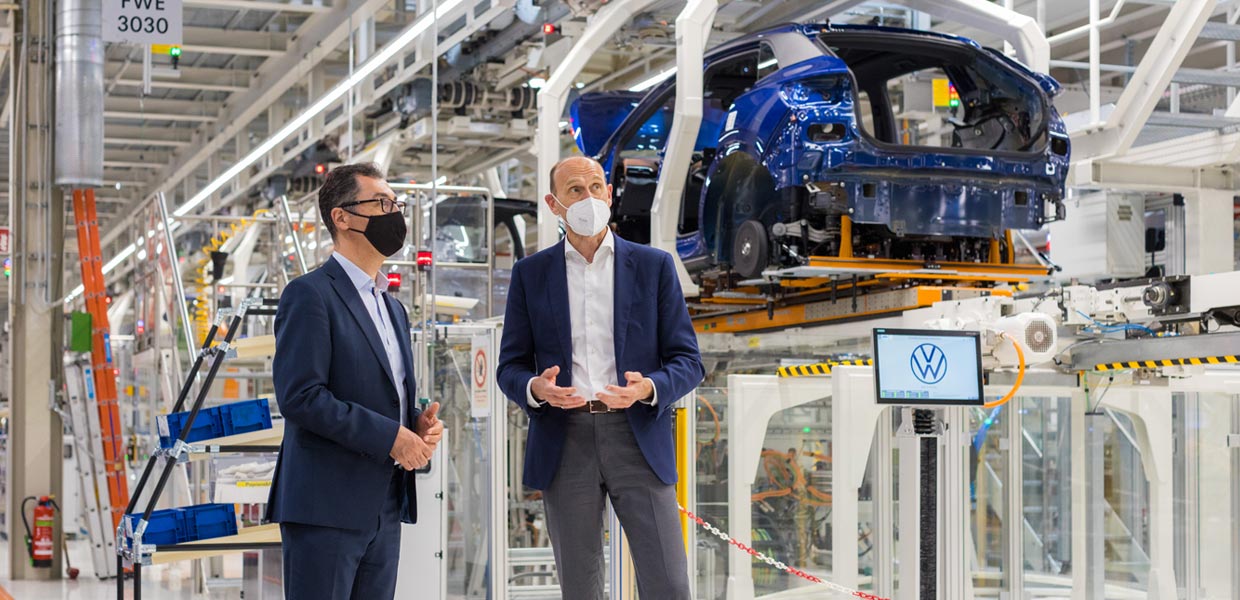 Besuch im Fahrzeugwerk Zwickau: VW-Markenchef Ralf Brandstätter informiert Cem Özdemir (Bündnis 90/Die Grünen) über die Transformation von Volkswagen zur Elektromobilität.