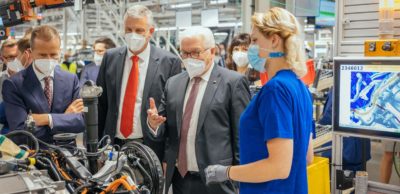 Bundespräsident Frank-Walter Steinmeier (2.v.r.) informierte sich bei einem Besuch des VW-Werkes Zwickau über die Vorreiterrolle des Standortes bei der Transformation der Automobilindustrie.