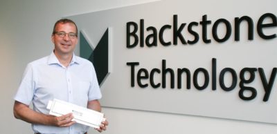 Die Blackstone Technology GmbH Döbeln hat die offizielle Betriebserlaubnis zur Aufnahme der Produktion 3D-gedruckter Li-Ionen Batteriezellen erhalten. Holger Gritzka, Geschäftsführer der Blackstone Technology GmbH Döbeln, zeigt eine der Lithium-Ionen-Batteriezellen, die ab September hergestellt werden.