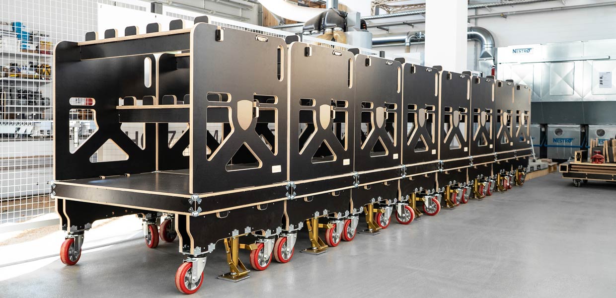 Transportwagen aus Holz bringen viele Vorteile für die innerbetriebliche Logistik wie geringeres Gewicht, leichtere Handhabung, modularer Aufbau sowie weniger CO2-Ausstoß als herkömmliche Systeme. Mit dem „LiG Shuttle“ wurde LiGenium Zweitplatzierter in der Kategorie Automotive des mitteldeutschen IQ-Innovationswettbewerbes.