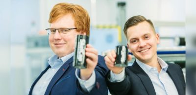 Skeleton Technologies hat eine neue Finanzierungsrunde mit 29 Millionen Euro abgeschlossen. Taavi Madiberk und Oliver Ahlberg von Skeleton mit Ultrakondensatoren, die in der Fabrik in Großröhrsdorf gefertigt werden.