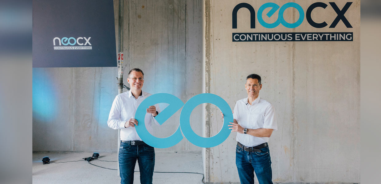 Rocco Deutschmann, CEO der TraceTronic-Gruppe, und Axel Heinrich, VW-Leiter der Elektrik-/Elektronik-Entwicklung, bei der neocx-Gründungsveranstaltung in Dresden.