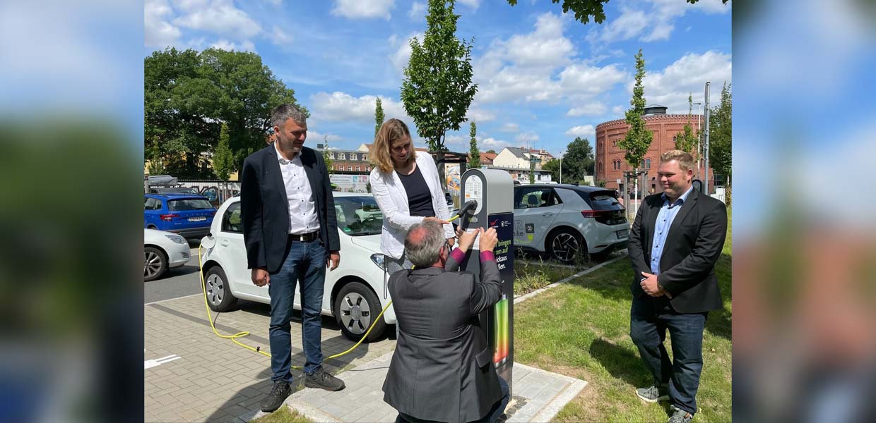 Die erste öffentlich zugängliche Ladesäule, die im Projekt E-Com errichtet wurde, steht auf dem Parkplatz Mauritiusbrücke/Alter Gasometer in Zwickau. Ende Juli erfolgte die symbolische Übergabe im Beisein von Oberbürgermeisterin Constance Arndt, WHZ-Professor Mirko Bodach, WHZ-Mitarbeiter Kevin Steiner und Michael Mühmel vom Umweltbüro Zwickau. Bis Herbst 2022 folgen weitere 51 Normal- sowie zwei Schnell-Ladesäulen. Die Stadt Zwickau baut damit in Zusammenarbeit mit Partnern das Ladenetz aus, das schon jetzt im Bundesvergleich eine Spitzenposition einnimmt, wie der Bundesverband der Energie- und Wasserwirtschaft (BDEW) jüngst betonte.