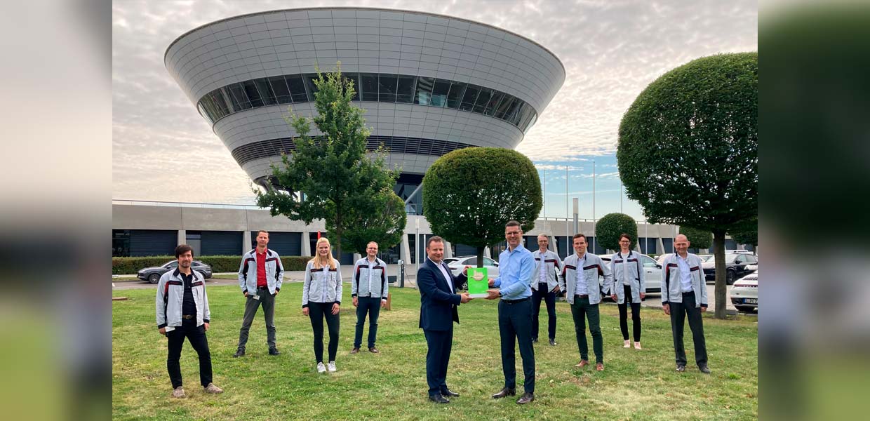 Geschäftsführung und Projektteam des Porsche-Werkes Leipzig freuen sich über die Auszeichnung mit dem Lean & Green Management Award 2021.