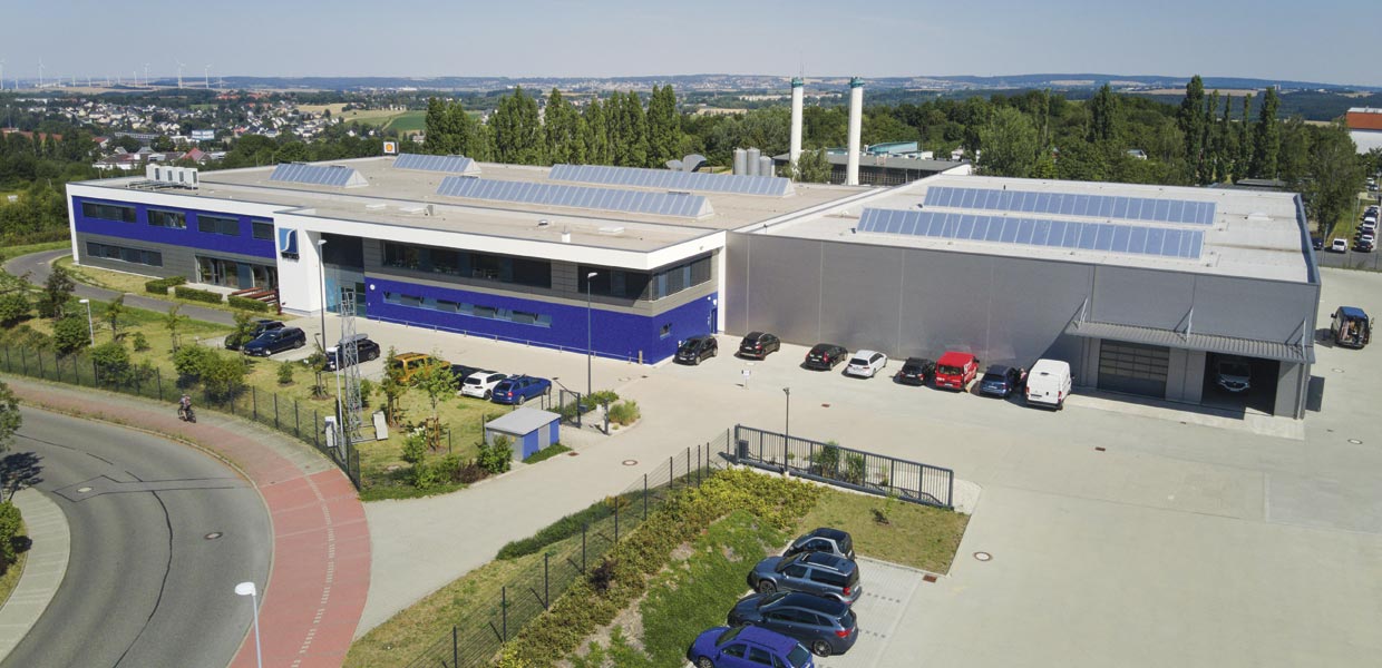 Blick auf das Wesko-Gelände im Gewerbegebiet an der A72 in Stollberg. 2013 entstand der Firmenneubau mit einem ersten Hallenkomplex (links). 2020 wurde der zweite Komplex fertig­gestellt.