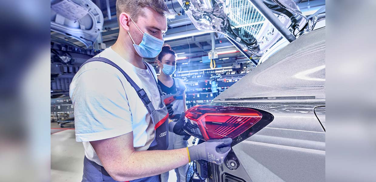 Rund 350 Audi-Mitarbeiter sammeln derzeit bei VW in Zwickau Erfahrungen im Bereich E-Mobilität und bringen sie nach ihrem einjährigen Einsatz dann an ihren Heimatstandorten ein.