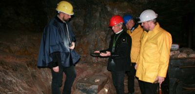 Im Besucherbergwerk Zinnwald stellt Museumsleiter Christoph Schröder dem sächsischen Wirtschaftsminister Martin Dulig (l.) den Bergbau von einst vor. Prof. Armin Müller, Geschäftsführer der Deutschen Lithium GmbH, und Dr. Thomas Dittrich, Geologe im Unternehmen, erläutern das zukünftige Geschehen, denn unter dem Besucherbergwerk wird ab ca. 2025 Lithium abgebaut.