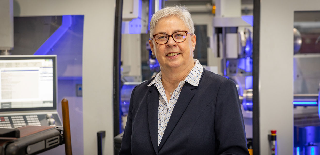 Prof. Dr. Birgit Awiszus, Inhaberin der Professur Virtuelle Fertigungstechnik an der TU Chemnitz, leitet den Forschungsverbund „Simulationsbasiertes Eigenschaftsdesign entlang der kombinierten Prozesskette Ur- und Umformtechnik“ (SiPro).