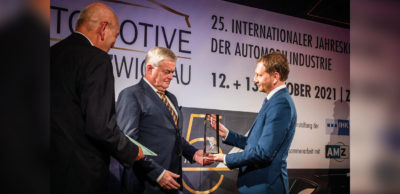 Der langjährige Porsche-Manager Siegfried Bülow (M.) hat zum 25. Automobilkongress 2021 den ersten August-Horch-Ehrenpreis erhalten. Der sächsische Ministerpräsident Michael Kretschmer und der Präsident der IHK Chemnitz, Dr. Dieter Pfortner, gratulieren.