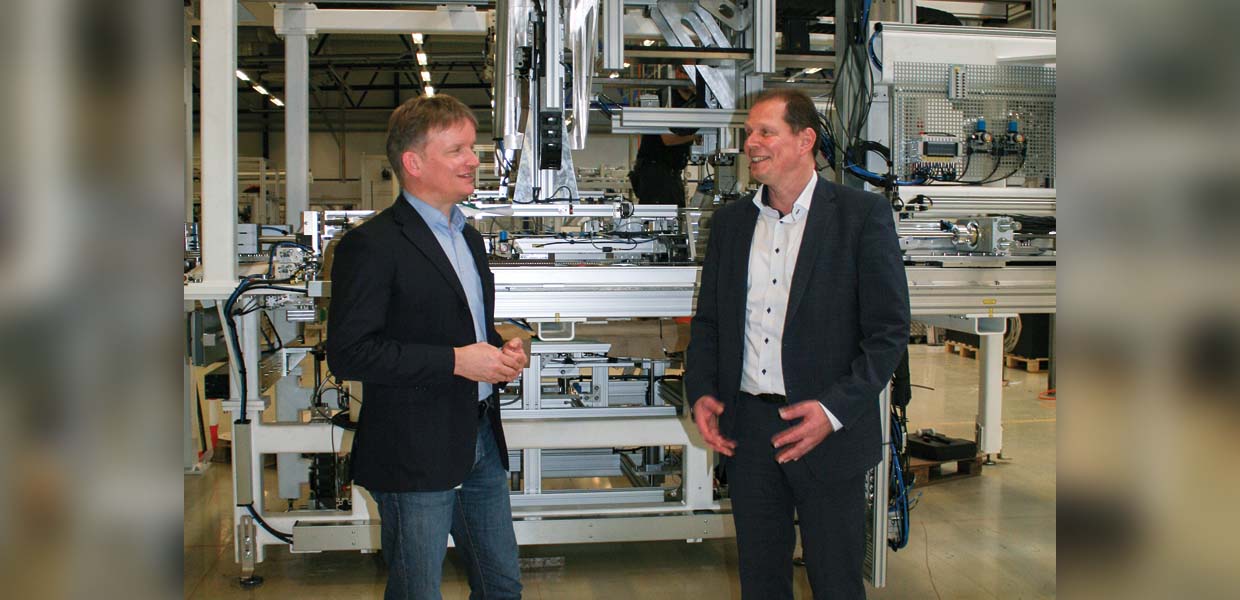 Partner bei der Renaissance der deutschen Solarindustrie: Dr. Gunter Erfurt, CEO der Meyer Burger Technology AG, und Holger Kühne, Geschäftsführer der Aumann Limbach-Oberfrohna GmbH (r.).