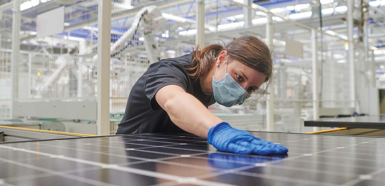 Letzter Schliff für ein Hochleistungs-Solarmodul aus Freiberg. Die enthaltenen Zellen auf Heterojunction-Basis können mehr Sonnenlicht in Energie umwandeln als herkömmliche Zellen. Die patentierte SmartWire-Zellverbindungstechnologie erhöht die Leistungsfähigkeit der Module zusätzlich.